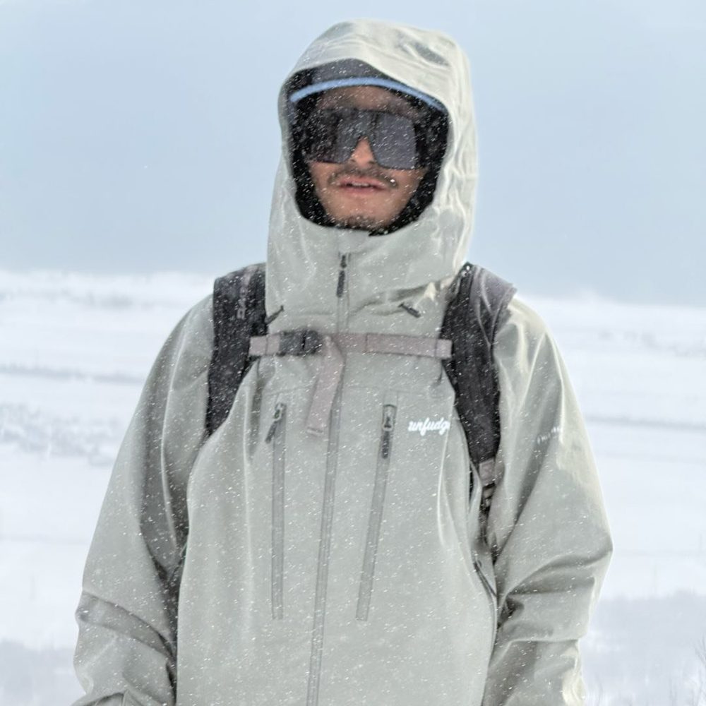 遠藤夏樹穿著淺色雪衣與雪鏡的既有選手照片